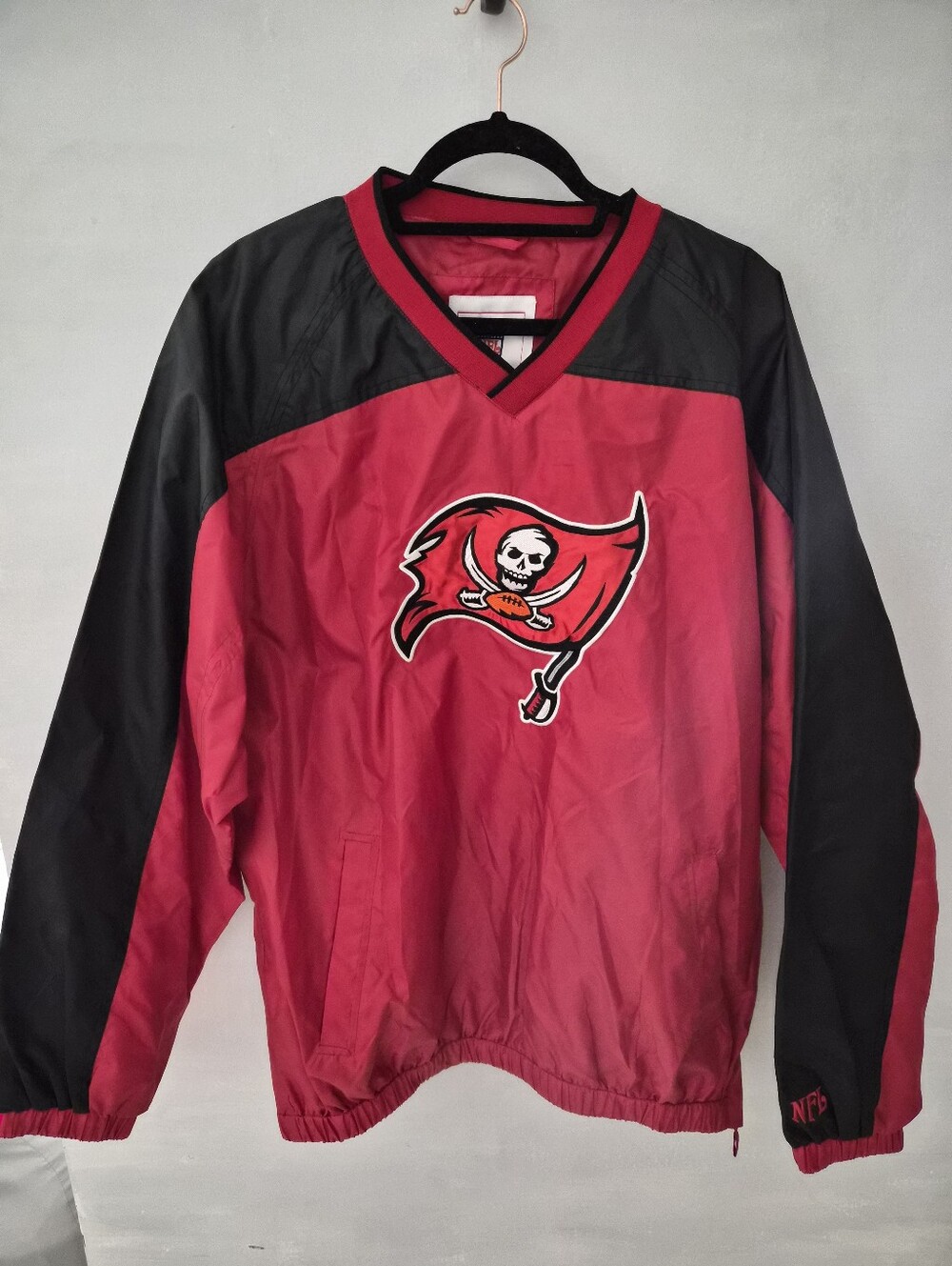 NFL Team Apparel Tampa Bay Windshirt Pullover V-neck Jacket
